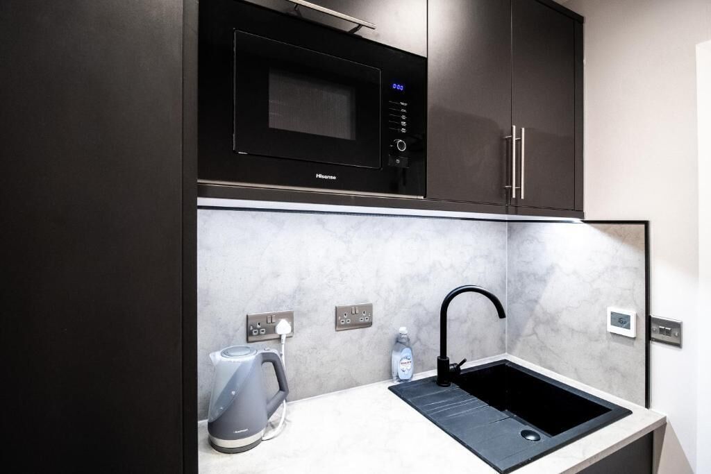 Estudio de lujo, 1 cama King size, cocineta | Cocina privada | Refrigerador con congelador, microondas, horno y parrilla de estufa 