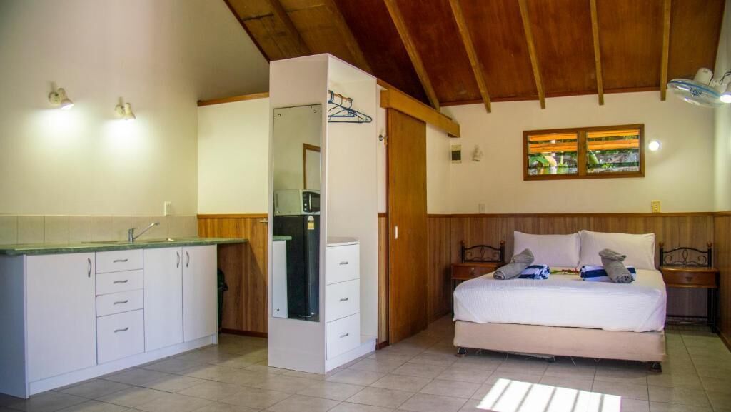 Estudio estándar, cocina, vista a la playa | Tabla de planchar con plancha 
