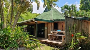 Familien-Dreibettzimmer, Mehrere Betten, Küche, Gartenblick | Speisen im Freien