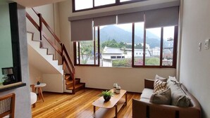 Loft, vista a la ciudad | Área de sala de estar