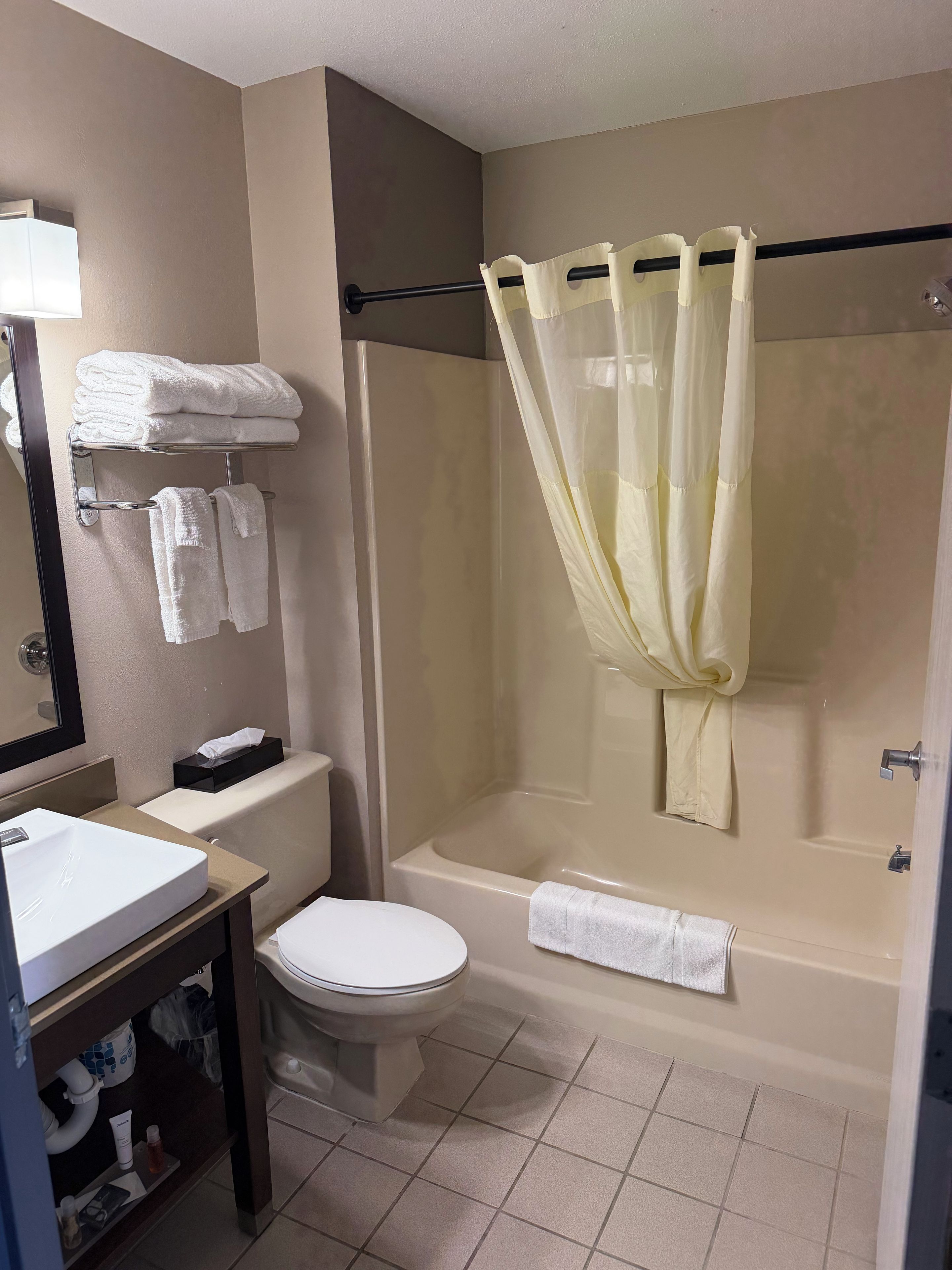 A bathroom with a toilet, sink, and bathtub.