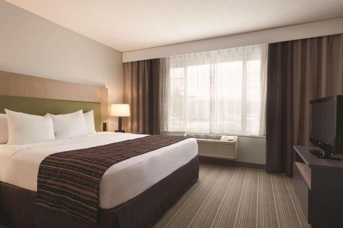 Blackout curtains, iron/ironing board, free WiFi