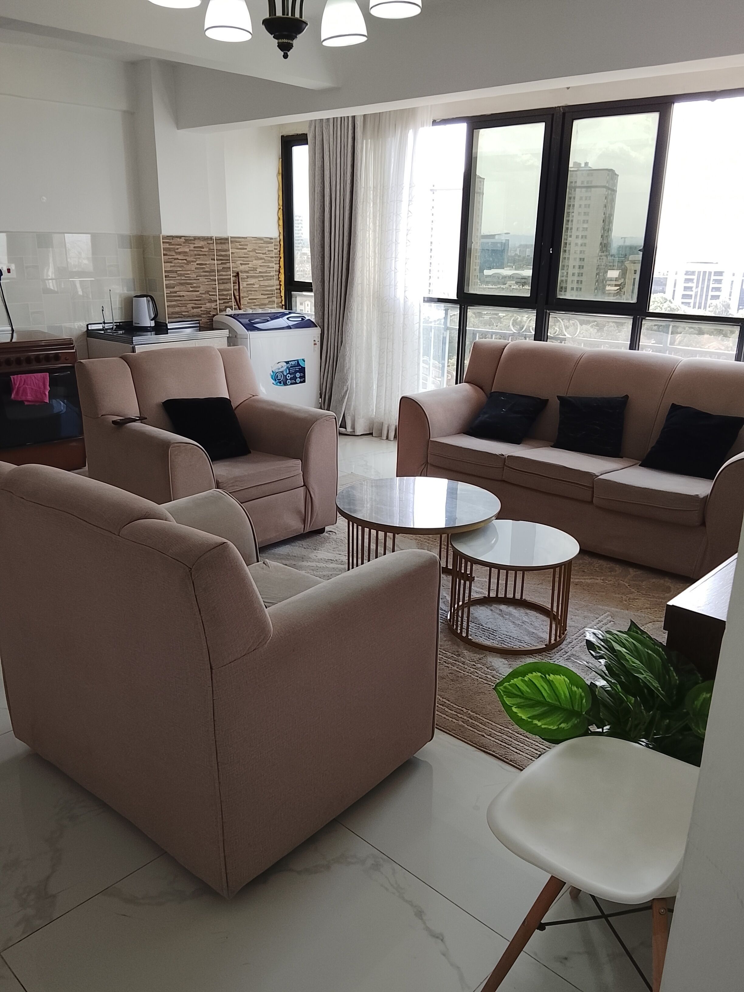 Un salon moderne comprenant un canapé, une table basse et un coin repas.