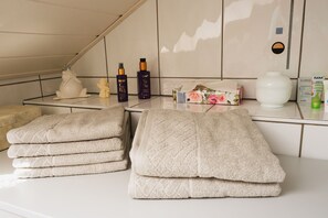 Doccia, asciugacapelli, asciugamani, sapone