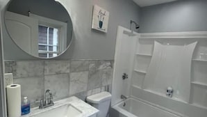 Ein Badezimmer mit Waschbecken, Toilette und Badewanne.