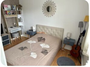 Iron/ironing board, WiFi, bed sheets - House with a completely private pool and hot tub near Paris (bures sur yvette)