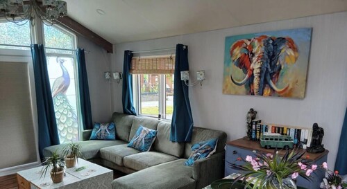 Peacock Lodge Quirky & Tranquil Home Away from Home