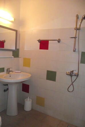 Bathroom - Bungalow 'Petit Trésor' with Sea View, Wi-Fi and Air Conditioning (Le Carbet)