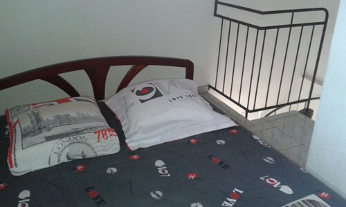 Apartment 'Bungalow Petit Trésor Vintage 80' with Sea View, Wi-Fi and Air Conditioning