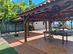 Outdoor dining - Apartment 'Bungalow Petit Trésor Vintage 80' with Sea View, Wi-Fi and Air Conditioning (Le Carbet)