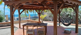 Bungalow Petit Trésor Vintage 80 avec vue mer, Wi-Fi et climatisation