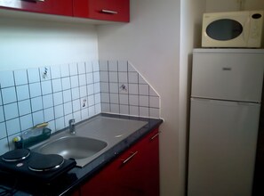 Private kitchen - Apartment 'Bungalow Petit Trésor Vintage 80' with Sea View, Wi-Fi and Air Conditioning (Le Carbet)