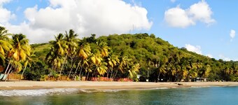 Apartment 'Bungalow Petit Trésor Vintage 80' with Sea View, Wi-Fi and Air Conditioning