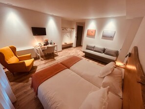 Desk, laptop workspace, WiFi (free) - A Reigada Hotel Restaurante (GRANDAS DE SALIME)
