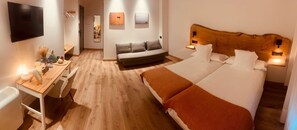 Desk, laptop workspace, WiFi (free) - A Reigada Hotel Restaurante (GRANDAS DE SALIME)