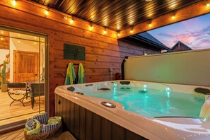 Ein Whirlpool in einer Holzhütte mit Blick zum Himmel.