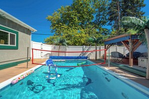 A swimming pool with a basketball hoop and a volleyball net. - Aloha Springs! Private Heated Pool & Hot Tub (Colorado Springs)
