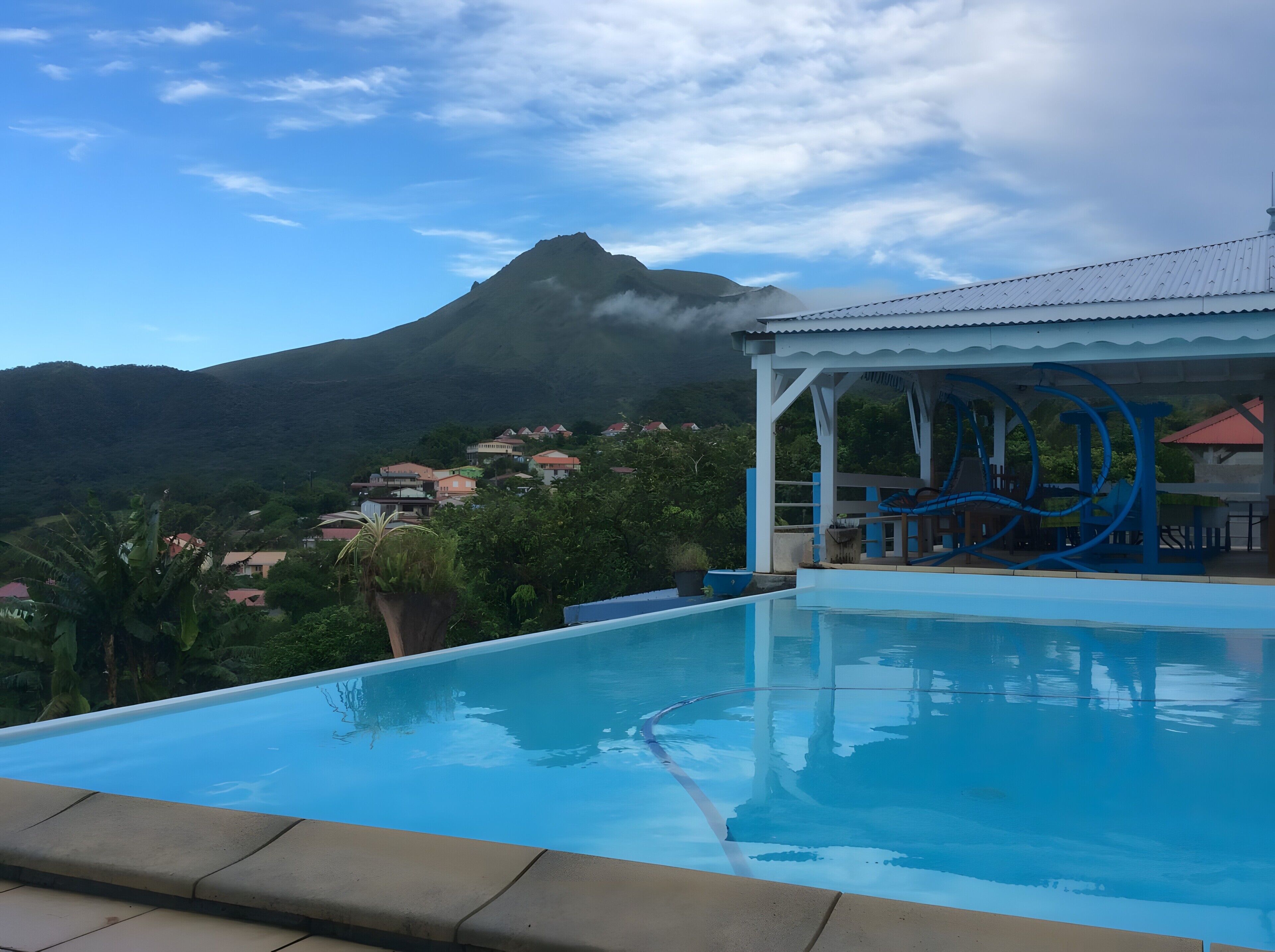 Une piscine avec une montagne en arrière-plan.