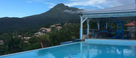 Una piscina con una montaña al fondo.