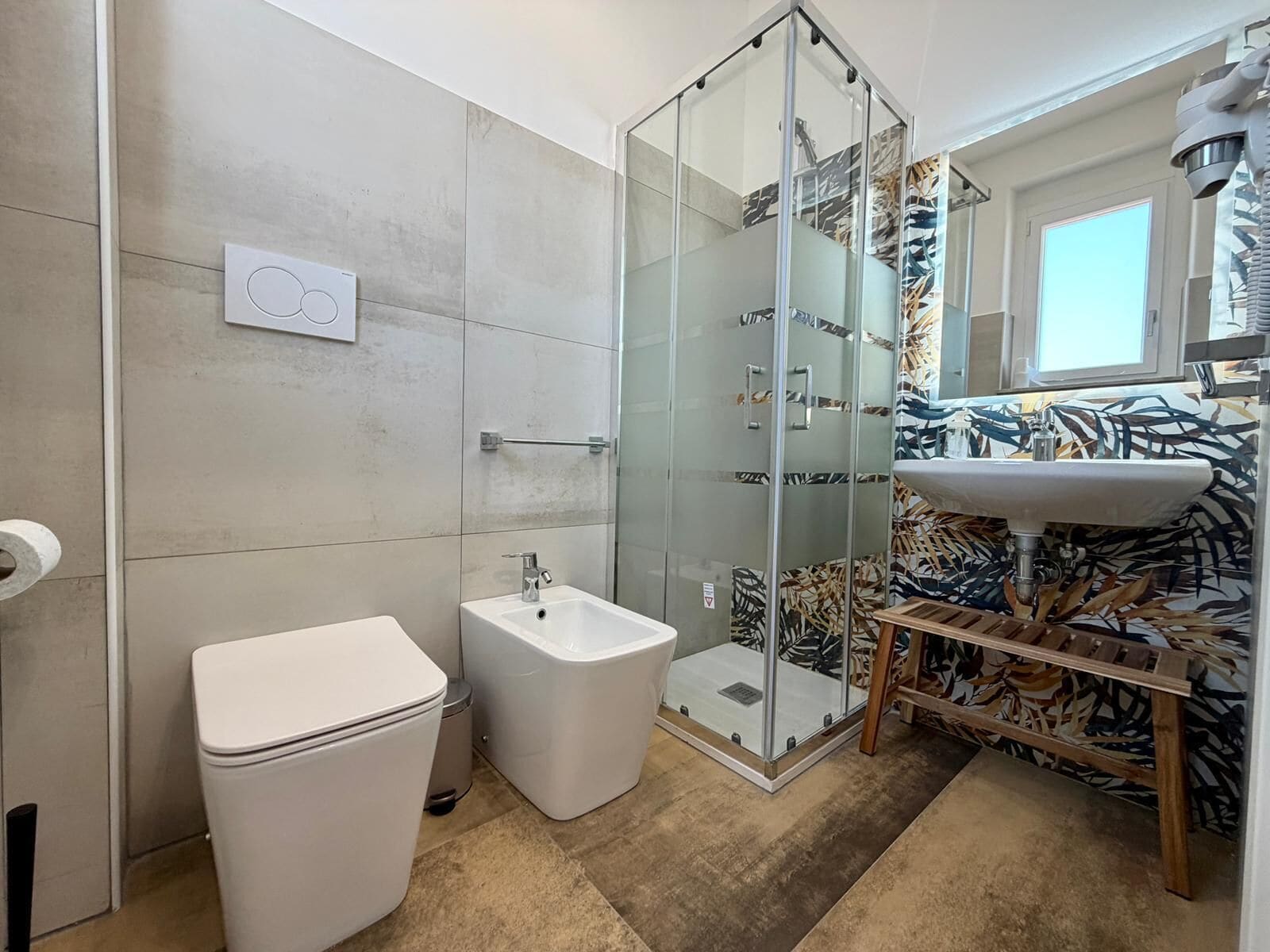 Deluxe Double or Twin Room, Balcony | Bathroom | Shower, hair dryer, towels, soap