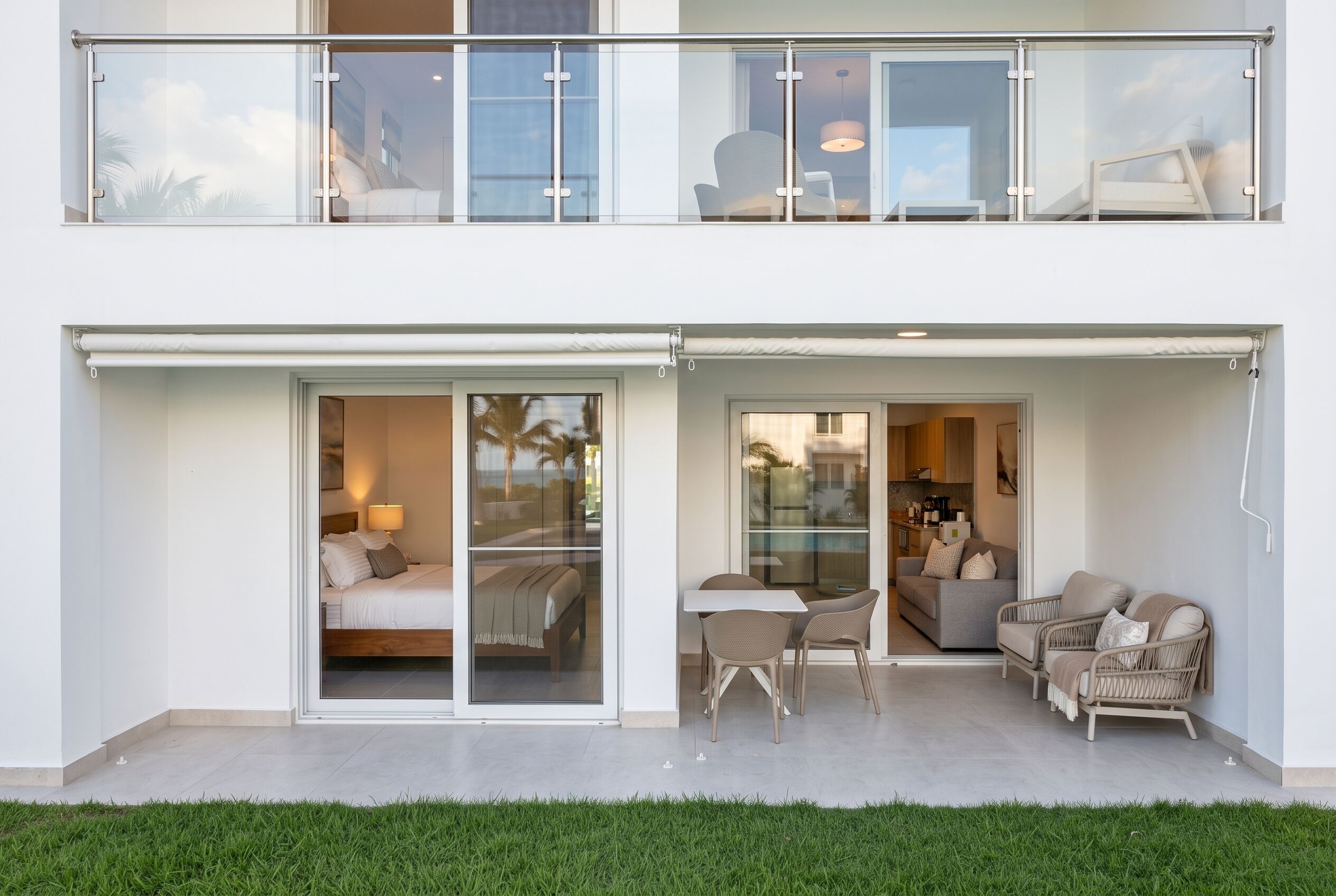Ein modernes Wohnhaus mit zwei Etagen, einem Balkon, einem Essbereich und einem Wohnzimmer.
