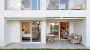 Ein modernes Wohnhaus mit zwei Etagen, einem Balkon, einem Essbereich und einem Wohnzimmer.
