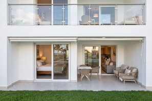 Een modern woongebouw met twee verdiepingen, een balkon, een eethoek en een woonkamer.
