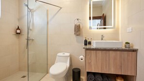 ヘアドライヤー、タオル、石鹸、トイレットペーパー