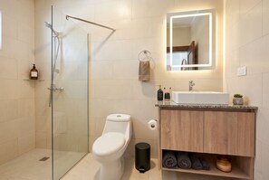 Haartrockner, Handtücher, Seife, Toilettenpapier