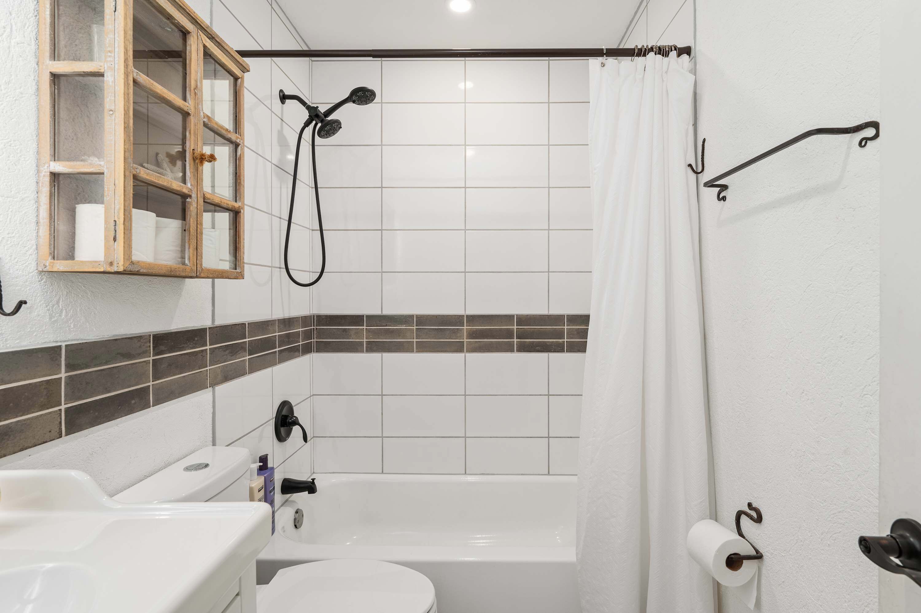 Une salle de bain avec une baignoire, des toilettes et un lavabo.