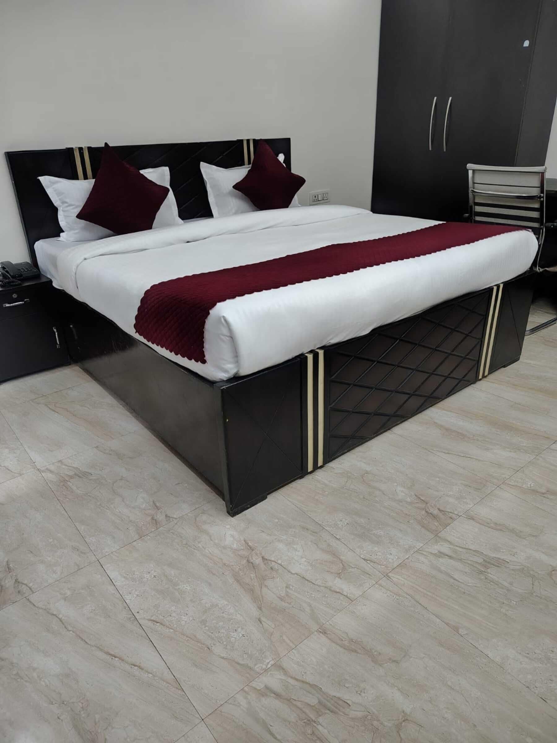 Un dormitorio moderno con cama, mesitas de noche y armario.