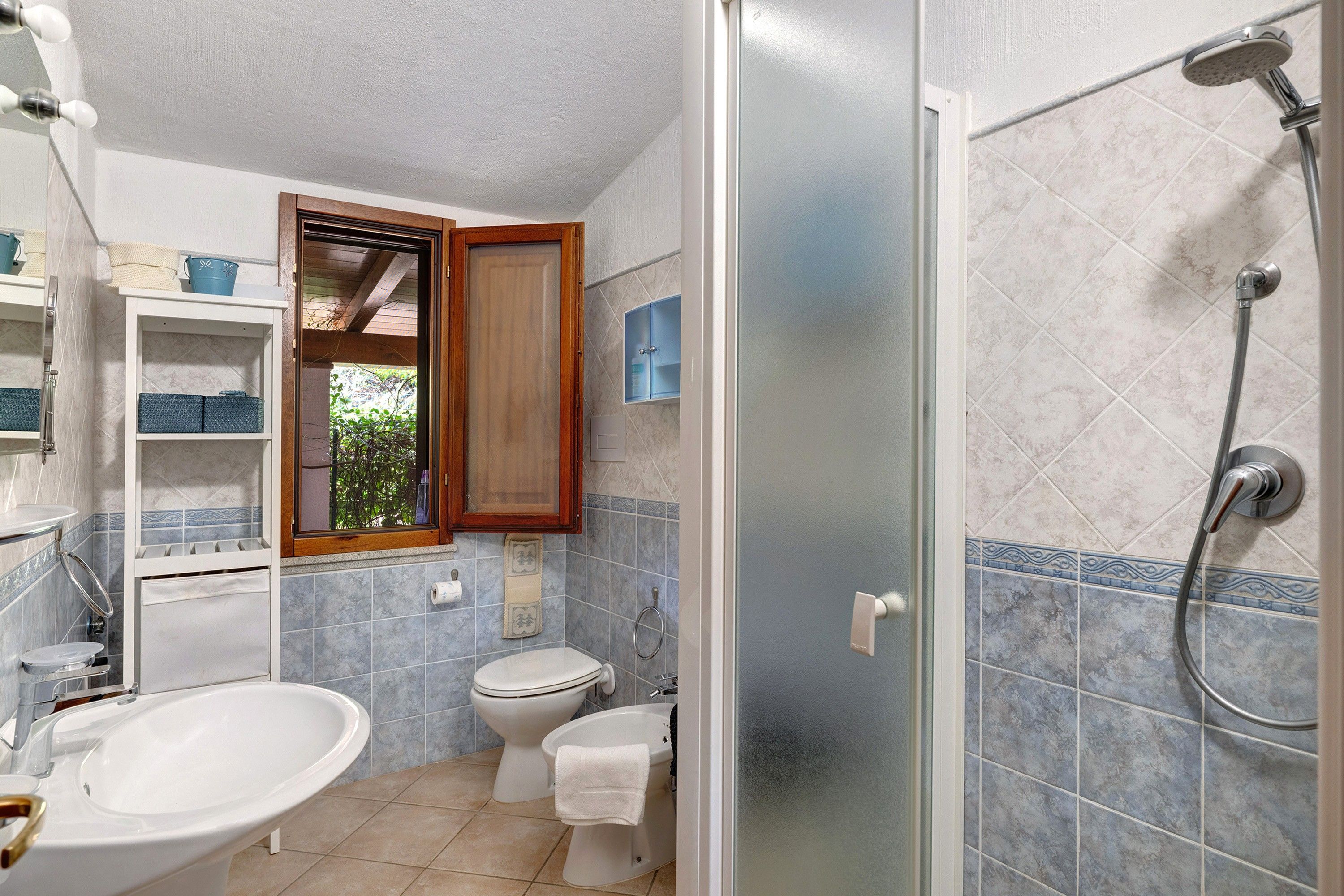 Ein Badezimmer mit Dusche, Toilette und Waschbecken.