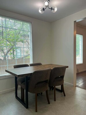 Dining - Cozy Home for Travel Nurses or Professionals (Owosso)