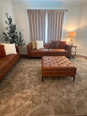 Living area - Cozy Home for Travel Nurses or Professionals (Owosso)