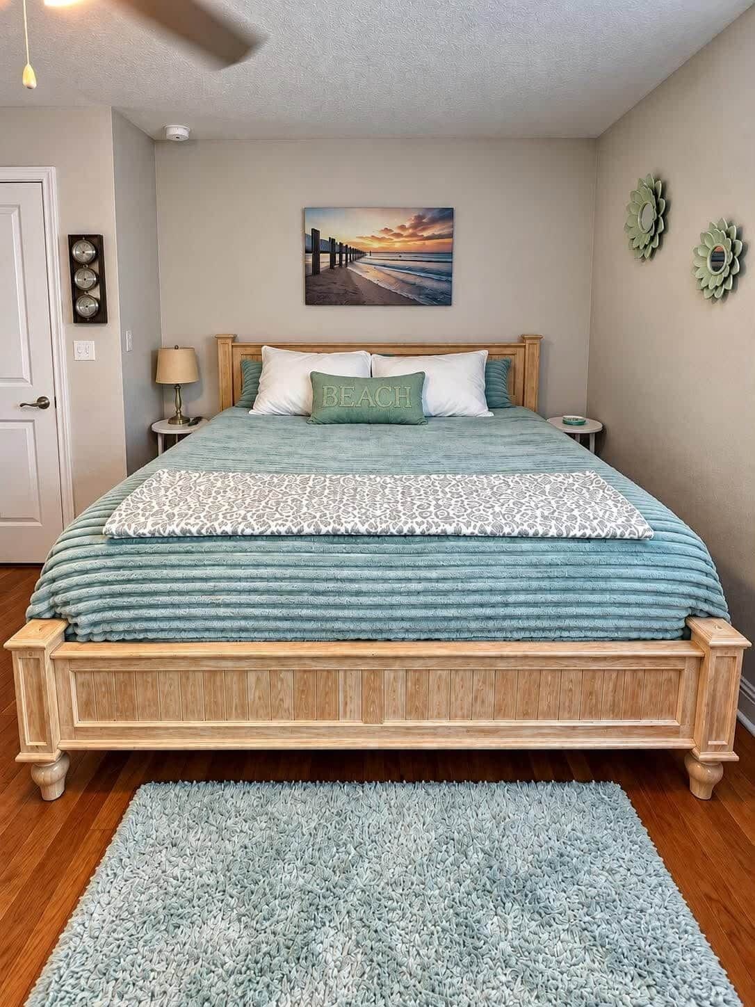 Ein Schlafzimmer mit einem Bett, einem Gemälde, einer Uhr und einer Tür.
