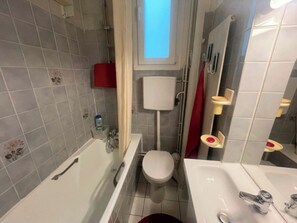 Hair dryer, towels, soap, toilet paper - Charming 1-bedroom apartment in Paris perfect for your stay (Paris)
