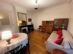 TV, books - Charming 1-bedroom apartment in Paris perfect for your stay (Paris)