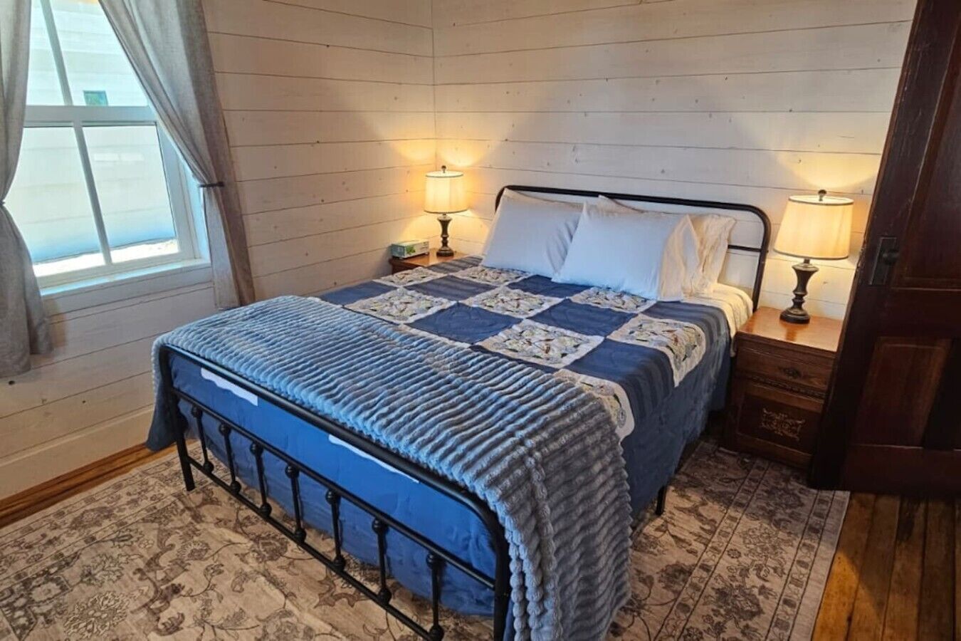 Desk, iron/ironing board, WiFi, bed sheets