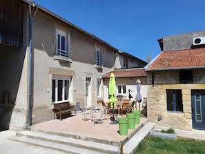 Outdoor dining - Chez Henriette Gîte – 12 Guests with Pool (Machault)