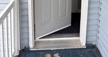 Trans-Canada Stopover basement apartment with full kitchenand space.