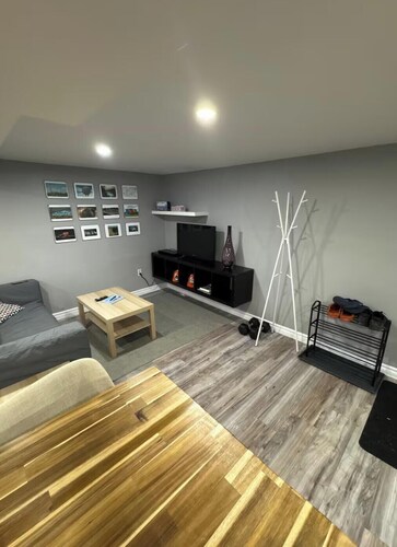 Trans-Canada Stopover basement apartment with full kitchenand space.