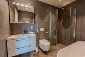 Bathroom - Spacious Apartment in city centre (Hol)