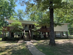 Exterior - 3-bedroom cabin in soothing Greensboro with cool AC breeze (Greensboro)