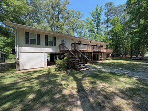 Exterior - 3-bedroom cabin in soothing Greensboro with cool AC breeze (Greensboro)