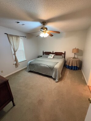 Room - 3-bedroom cabin in soothing Greensboro with cool AC breeze (Greensboro)