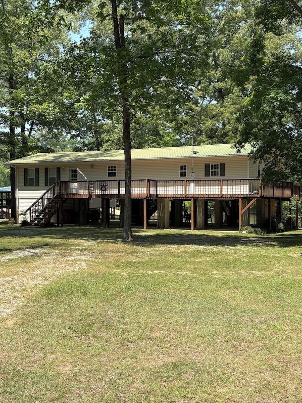 Exterior - 3-bedroom cabin in soothing Greensboro with cool AC breeze (Greensboro)