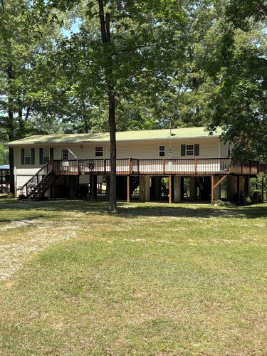 3-bedroom cabin in soothing Greensboro with cool AC breeze