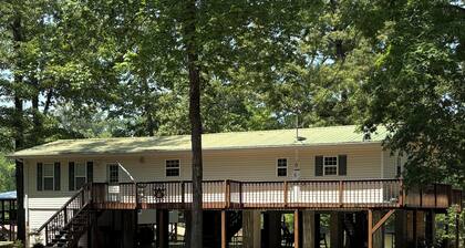 3-bedroom cabin in soothing Greensboro with cool AC breeze