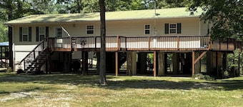 3-bedroom cabin in soothing Greensboro with cool AC breeze