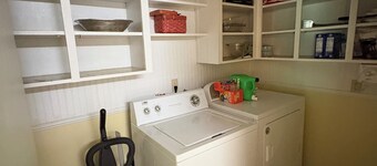 3-bedroom cabin in soothing Greensboro with cool AC breeze